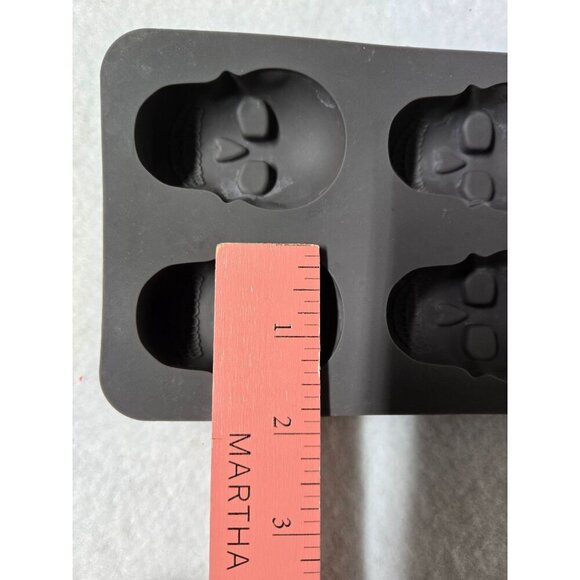 Silicone Skull Ice Cube/  Chocolate Mold Tray makes 6 Servings - Picture 5 of 7